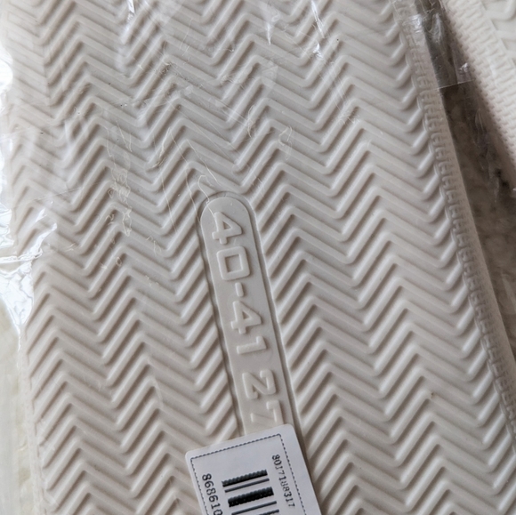 bad bunny slippers pink heart size 40 to 41 size 9.5 10 10.5, NWT - Picture 4 of 5